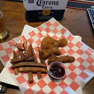 This is suppose to be a chicken tender basket at Albert&apos;s