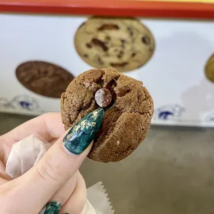 Free sample mini cookie of the Double Fudge