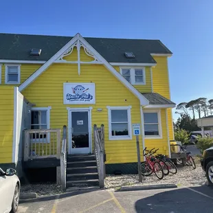 backside of uncle Ike&apos;s