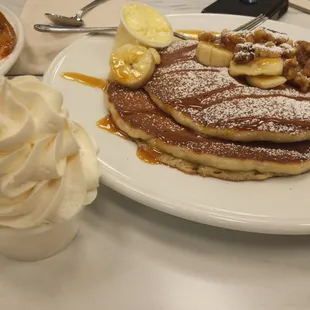 Banana walnut pancakes with powdered sugar and a rum sauce. Delish!