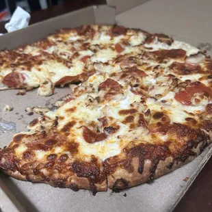 Large pepperoni chicken Alfredo sauce. Extra well done.