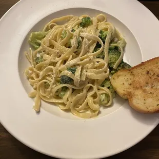Chicken Alfredo w/broccoli