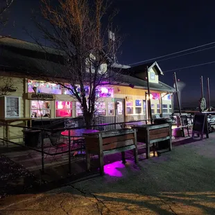 the outside of the restaurant at night