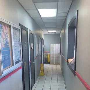 The hallway leading down to the can n the showers