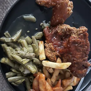 Fried chicken with mild sauce, green beans and fries