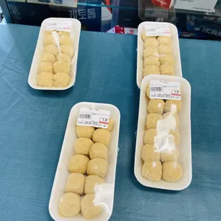 More ssuk gae-tteok (chrysanthemum/mugowort) Korean rice cake (similar to mochi)