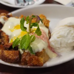 Bread pudding ala mode