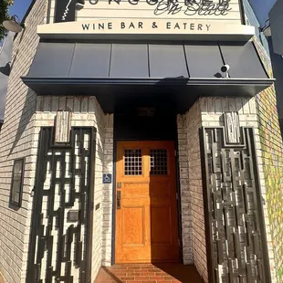 How beautiful is the entrance to the restaurant!