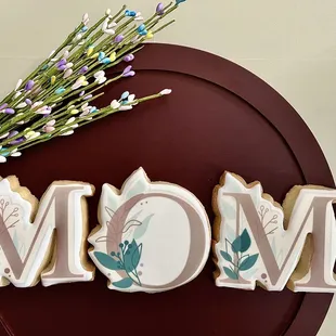 the word mom on a plate