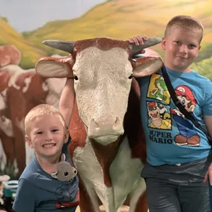 These settlers loved seeing Moo-Tilda on their journey