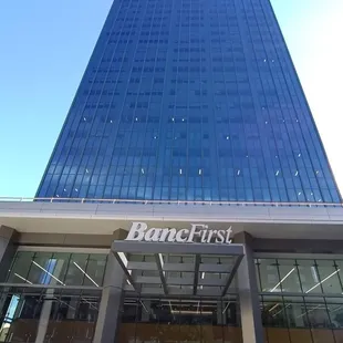 This building has an entrance to the Underground.