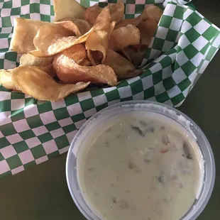 Chips &amp; chile con queso