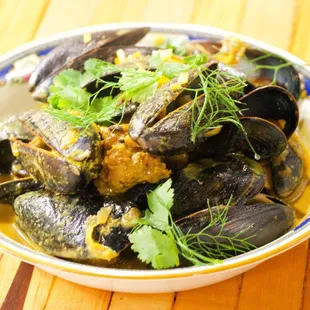 a bowl of steamed mussels