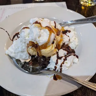 Brownie sundae. Yum!!! Large enough for two but only ate by 1 (ME LOL)