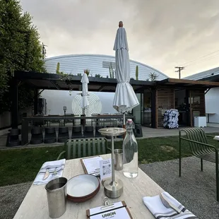 Outside dining vibe