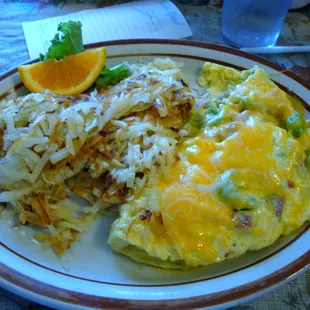 an omelet and hash browns