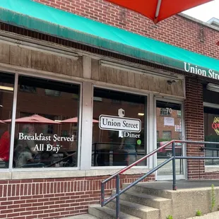 the outside of the restaurant