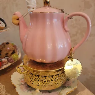 matching tea pots w/cool contraption to hold lid on and catch drips from spout