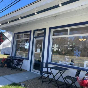 the outside of a coffee shop