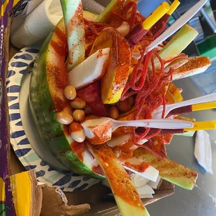 Sandia loca acomodada en cartón para llevarla en el carro