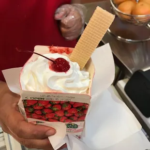 Cajita feliz (strawberry and cream dessert )