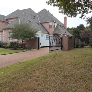 UNITS Robo Delivery system can precisely and safely place the container in tight spaces.