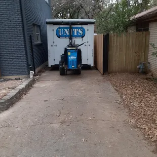 Gates and narrow driveways are no problem for the UNITS Robo System.