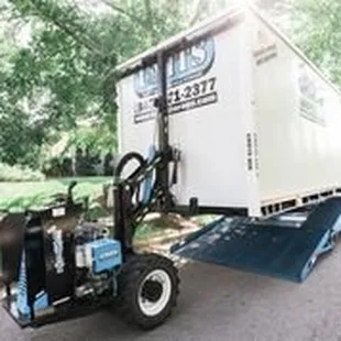 UNITS Robo Delivery tug keeps the container level during loading and unloading to protect the contents.