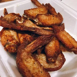 The chicken wings are well seasoned and so delicious!