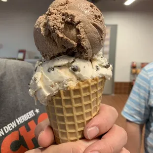 2 scoop cone