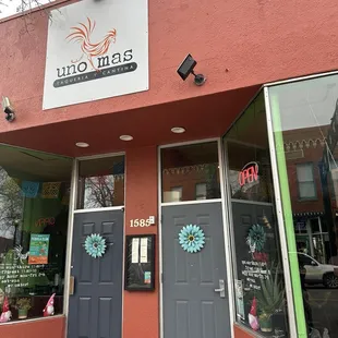 Front of Uno Mas
