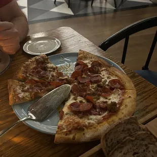 Quatro Carne Pizza