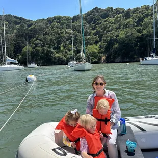 Fun in the dinghy with kids :) The sea lions are right there!