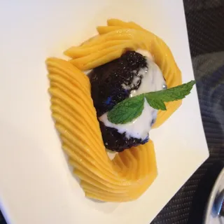 Sweet Black Sticky Rice and Fresh Mango