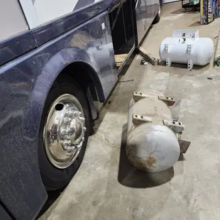Remove old propane tank with new old had rust inside