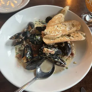Brew Mussels & Pork