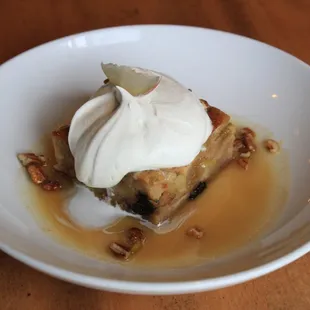 APPLE CINNAMON BREAD PUDDING
toasted pecans, vanilla sauce, &amp; English cream