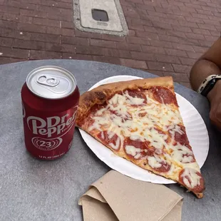 A slice and soda.  Good to go