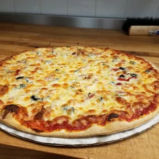 Black olive and roasted red pepper pizza!! 16 inch!!
