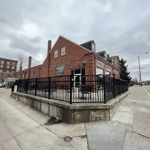 a view of the outside of the building