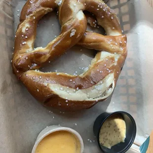 Pretzel w cheese and mustard