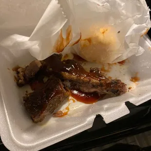 My boyfriends ribs were dry and full of fat , my baked bbq chicken was tasteless and my macaroni was bland .