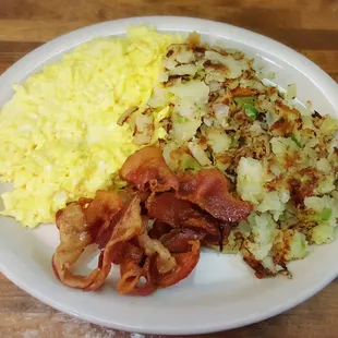 Scrambled eggs with cheese platter with pork bacon and homefries with fried onions and green peppers. Comes with toast