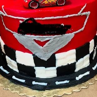 Sloppy emblem.Sloppy white lines. Temu version compared to the cakes they have in their case and what I've ordered in the past.