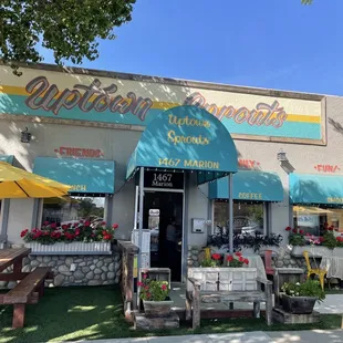 the outside of a restaurant