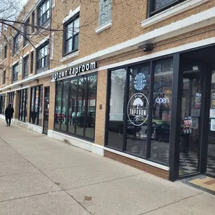 the outside of the restaurant