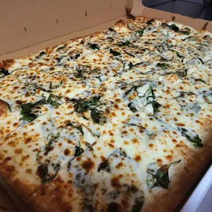 Party 24"x16" Chicken Alfredo Pizza w/Spinach