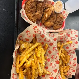 food, chicken wings and fried chicken