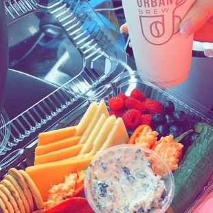 Fruit plate &amp; vanilla latè