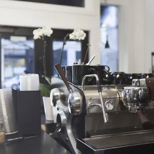 espressor machine and coffee cups